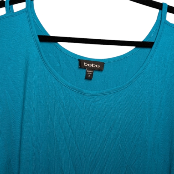 Bebe Capri Breeze Blue Cut-Out Sleeve Top ๐โจ๐ด - Picture 4 of 11